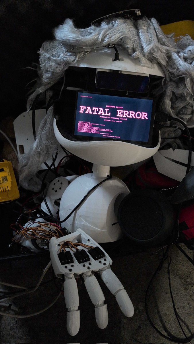 DeathTempler's tweet photo. Gave Cyn the ability to reboot herself after critical failures. 

She's trying to diagnose why she can't move https://t.co/VxMSQvq93Q