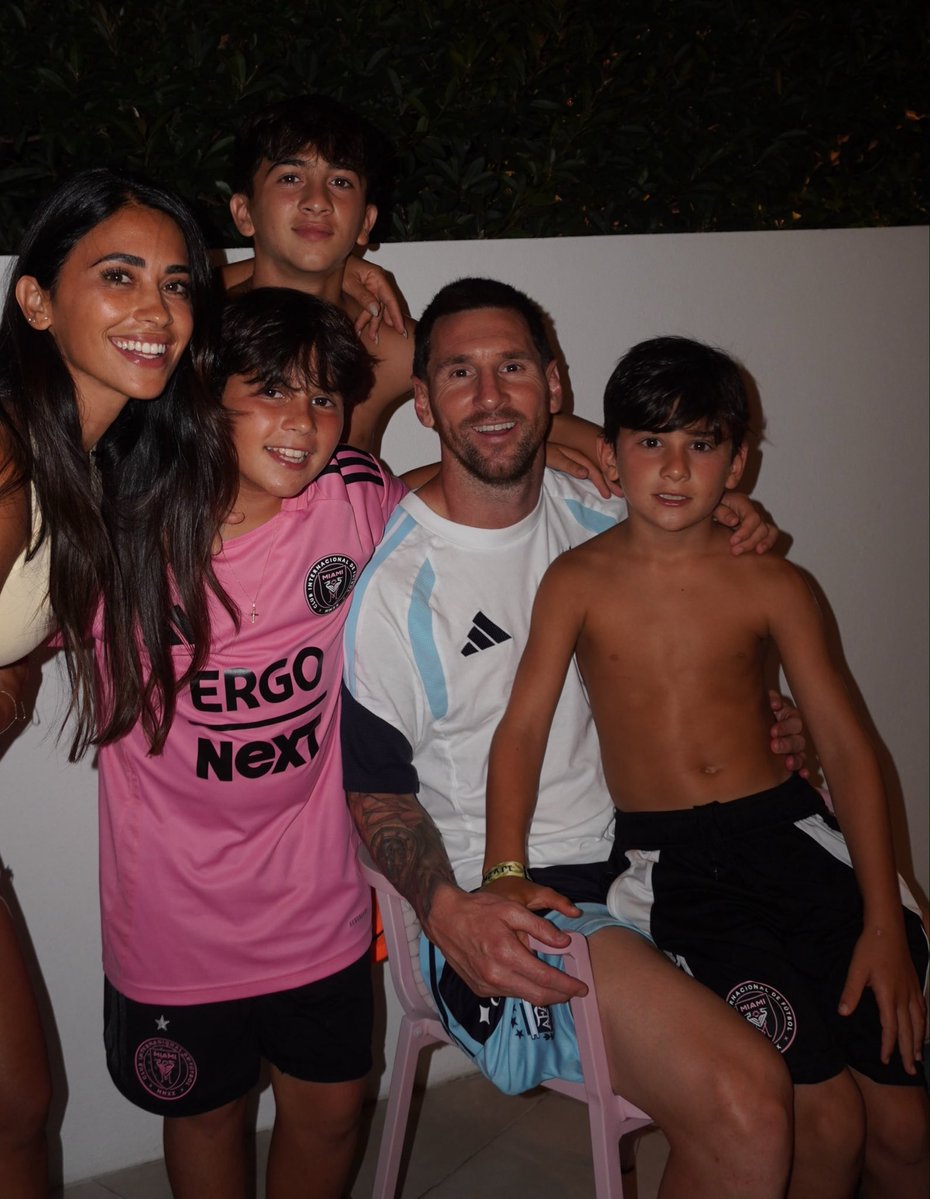 M10GOAT's tweet photo. الأسطورة ليو ميسي مع العائلة 😍😍😍 https://t.co/PjZEztfQCJ