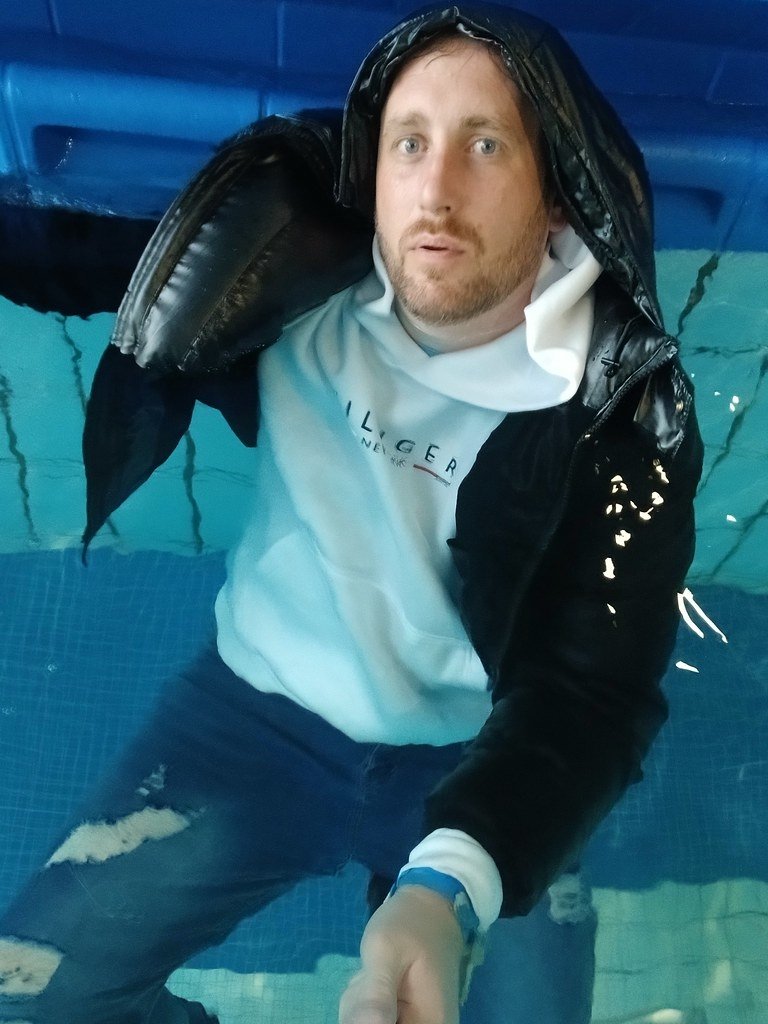 NickWetlook's tweet photo. Pool party 1.2 💦👕👖💧🧦👟💦 #wetlook #klamottenbaden #klamottenbadeparty #wetlookparty #nickwetlook #wetclothes #swimmingfullyclothed https://t.co/meG7fuERDw