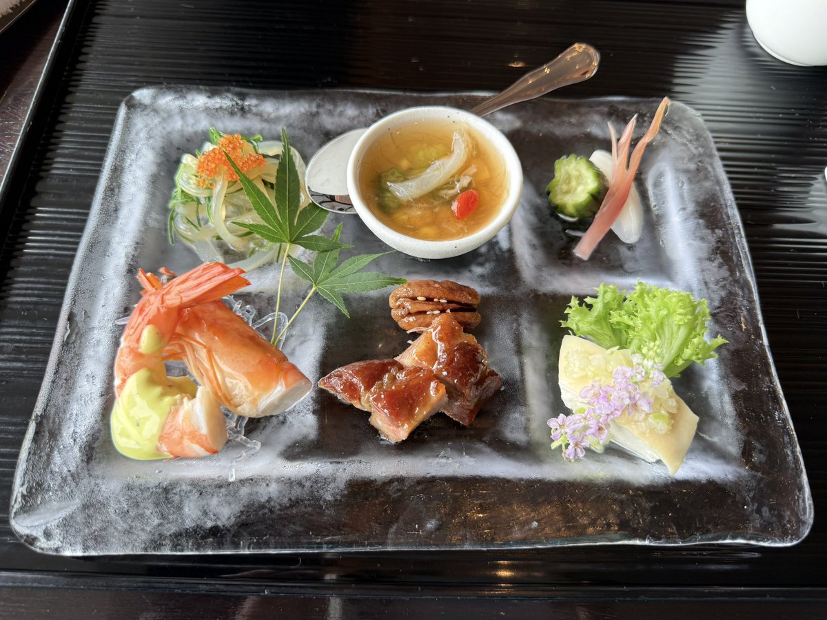 ninichannel's tweet photo. 本日の幸せ

超久々に横浜に降り立ち、インターコンチでご飯食べた😊
梅雨だけどチラッと青空。 https://t.co/fKFOv78VEF