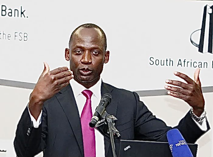 ChrisExcel102's tweet photo. Students are begging for NSFAS allowances while millions are allegedly being looted. Meanwhile NSFAS boss Prof. Hlengani Mathebula reportedly spent R50k/month on luxury accommodation and over R200k  

Lock them up !! 😩😩 https://t.co/ygBWh9aa6J