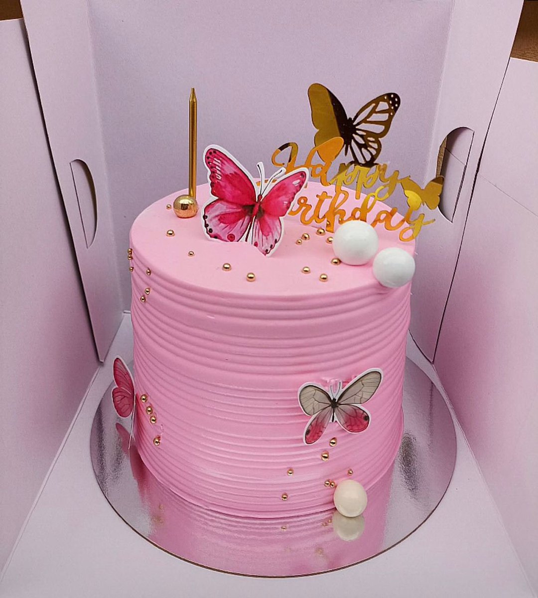 Sweet_ivy_Cakes's tweet photo. What my client wanted.        What I made. https://t.co/wV1DtZIMop