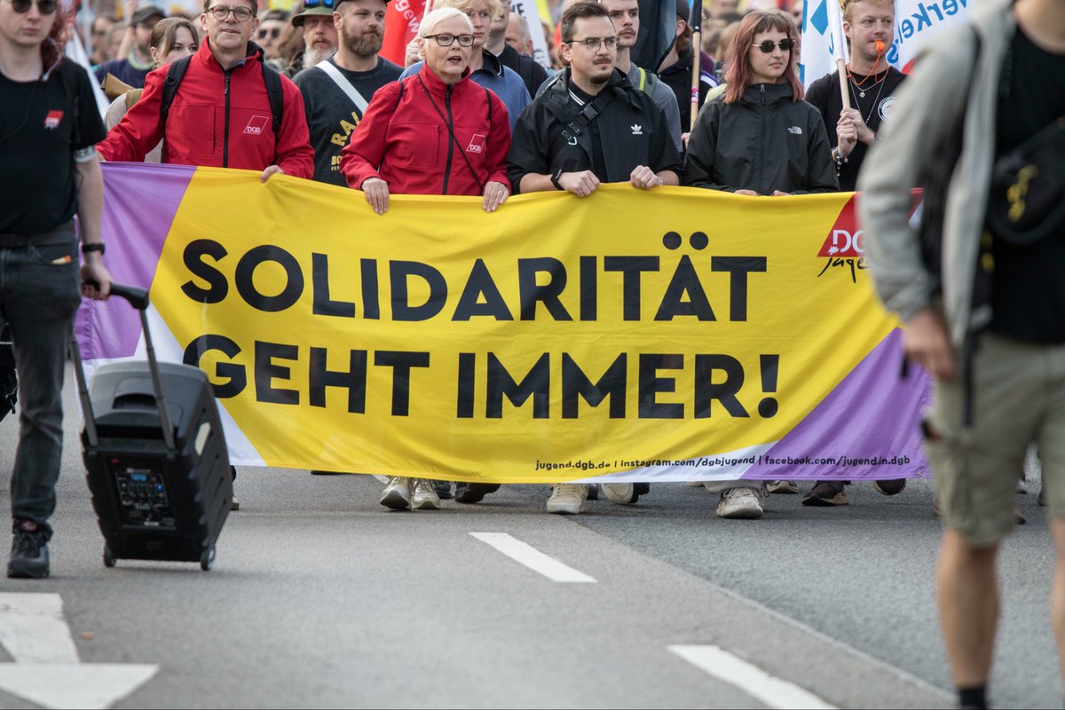 FelixMSteiner's tweet photo. Das war also der „Bürgerkrieg“ in #Erfurt?! Die absurde und analytisch schlechte Berichterstattung im Vorfeld hat sich eben als das rausgestellte, was sie war: clickbait! Anonyme schreiben auf Indymedia zur Grundlage einer Berichterstattung zu machen war mehr als unredlich! https://t.co/KOlzYC0nZB