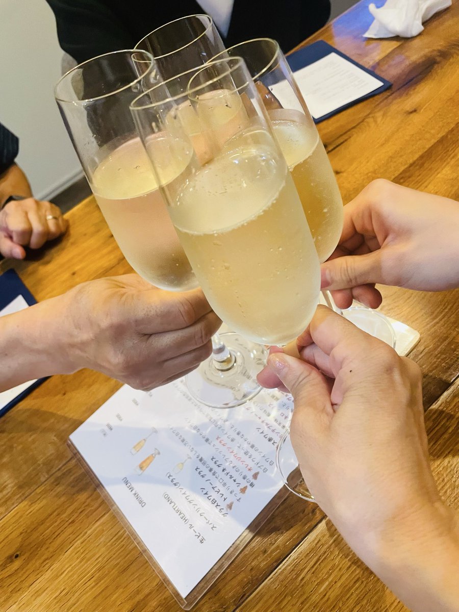 MamaObento's tweet photo. #晩ごはん
#お誕生日ディナー
私の誕生日の前祝いでした🥂
家族4人揃う事が出来て嬉しかったです😊
イタリアンのフルコースで
歳なので入るかなー💦と思ったけど
2時間かけてゆっくりだったので
ペロリでした😋
どれもこれも美味しくて
皆でゆっくり話ができていい誕生日でした♡♡ https://t.co/Rzz5snTUq3