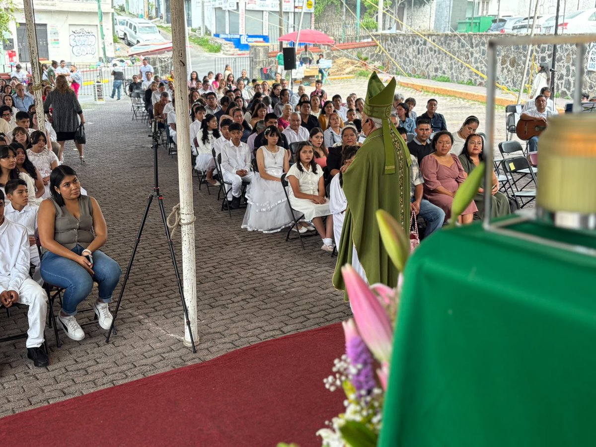 MonsRamonCastro's tweet photo. Hemos comenzado nuestra jornada dominical con la Eucaristía y Confirmaciones con la Patrona de nuestra Diócesis: Nuestra Sra de los Milagros de Tlaltenango.
Hemos recordado que para recibir la Gracia hemos de ser humildes y sencillos. El Espto nos sostiene desde dentro! https://t.co/YhYKeFBnmS