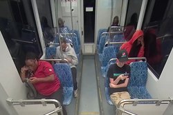 KarolPrillwitz's tweet photo. Jak myślicie, która kobieta dotarła bezpiecznie do domu? 

Czarna kobieta w metrze pełnym białych rasistów, suprematystów i nacjonalistów, czy raczej biała kobieta w pociągu z kilkoma regularnymi murzynami? https://t.co/FhX1QIcHr8