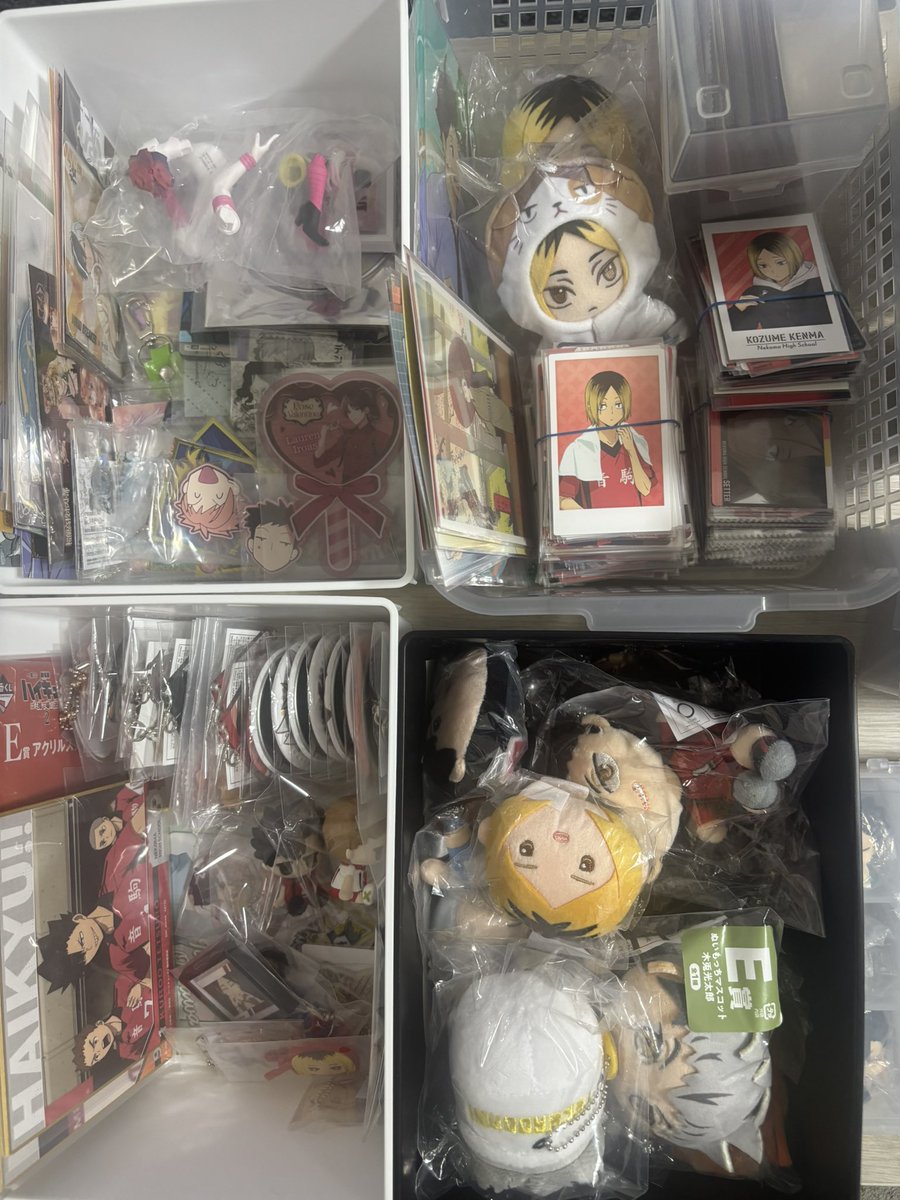 hky_kn's tweet photo. 交換 譲渡 ハイキュー ブルーロック ウィンブレ 
こちら定価以下でお譲りいたします。(交換は要検討)
量が少し多い為纏めての写真ですので希望キャラご記載の上お声かけいただければ幸いです。
ハイキューが中心ですが、ウィンブレ、ブルーロック、にじさんじ、少女漫画関連など他にもございます。 https://t.co/vhsMvQN3AD