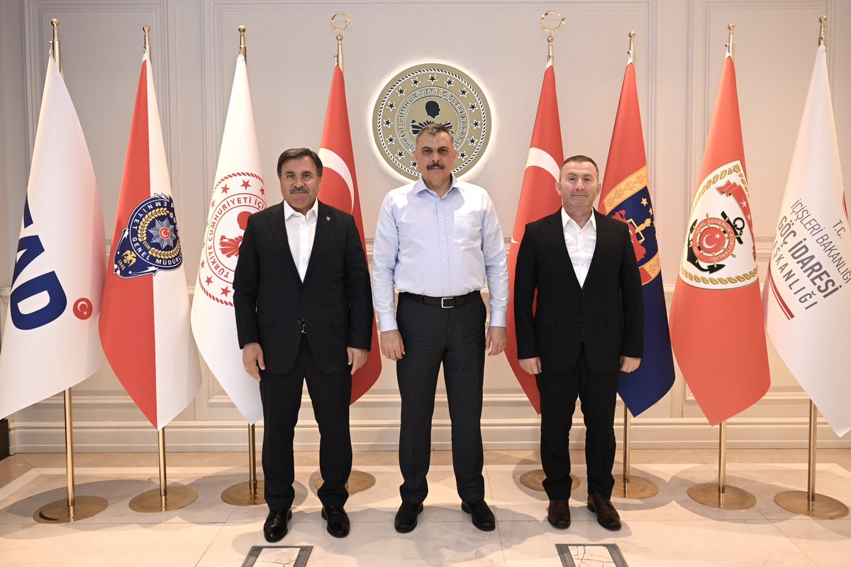yildizali19's tweet photo. 📌 İÇİŞLERİ BAKANIMIZ SAYIN MUSTAFA ÇİFTÇİ’Yİ ZİYARET ETTİK

💢 İçişleri Bakanımız Sayın Mustafa Çiftçi’yi makamında ziyaret ederek hayır duâ ve dileklerimizi ilettik.

Ziyarette, sendikal çalışmalarımız, teşkilatımızdan gelen talep ve beklentileri iletip ülkemiz ve gönül coğrafyamız üzerine karşılıklı fikir alışverişinde bulunduk.

💢 Kabullerinden dolayı kendilerine teşekkür ediyor, vatan ve millete hizmet yolunda üstün muvaffakiyetler temenni ediyoruz.

@TC_icisleri  | @mustafaciftcitr