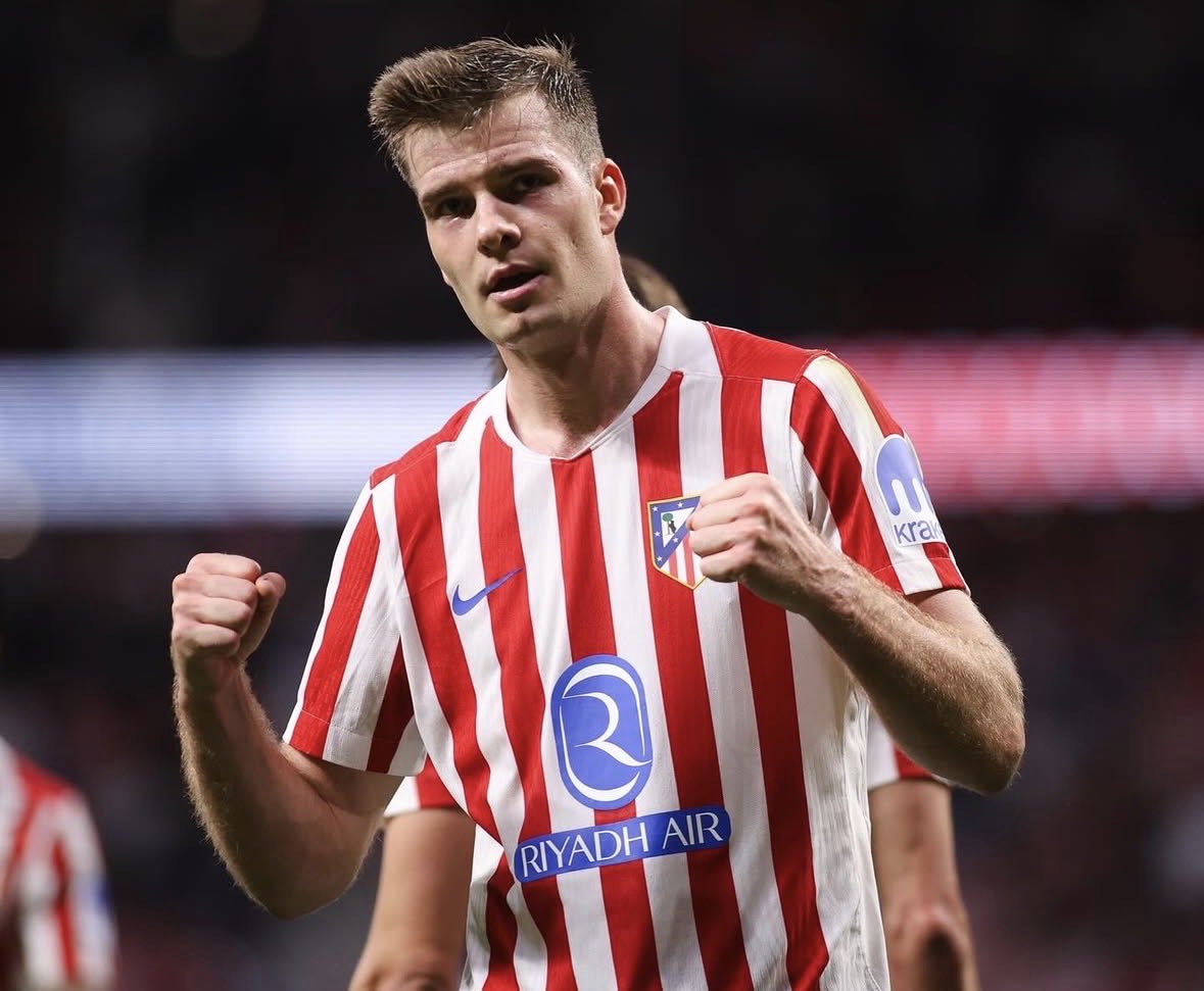 61gioo's tweet photo. Haftalardır Paul Onuachu için 13-18 milyon euro, hatta bonuslarla birlikte 23 milyon euroya kadar çıkan teklifler konuşuluyor. Ne kadar doğru bilmiyorum.

Ama bana sorarsanız, net 15 milyon euroluk bir teklif gelirse hiç düşünmeden kabul ederim.

O 15 milyon euronun üzerine 5 milyon euro da ben koyarım, 20 milyon euroyu peşin olarak Atletico Madrid’in önüne koyar ve Alexander Sörloth’u Trabzon’a getiririm.

Ben de 2027’nin Nisan ayına doğru şampiyonluk maçı için bilet bakmaya başlarım.

#Trabzonspor #Transfer