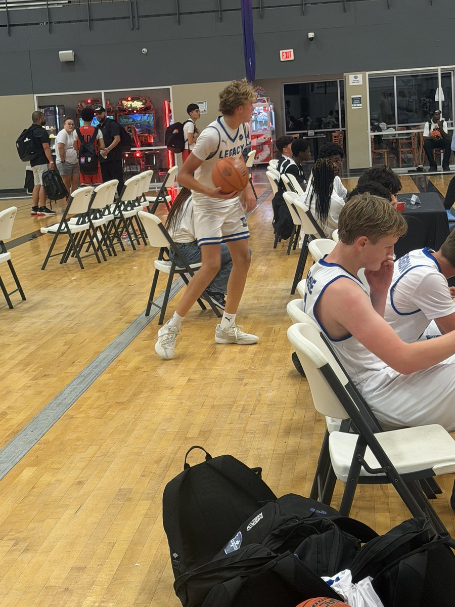 jake_filippo's tweet photo. 14U Knox Barbre - Immediately catches your eye with his length. Can handle the ball and has shown flashes of being at point- forward.

@NxtProHoops | @molegacybb https://t.co/NdZMk6fNcI
