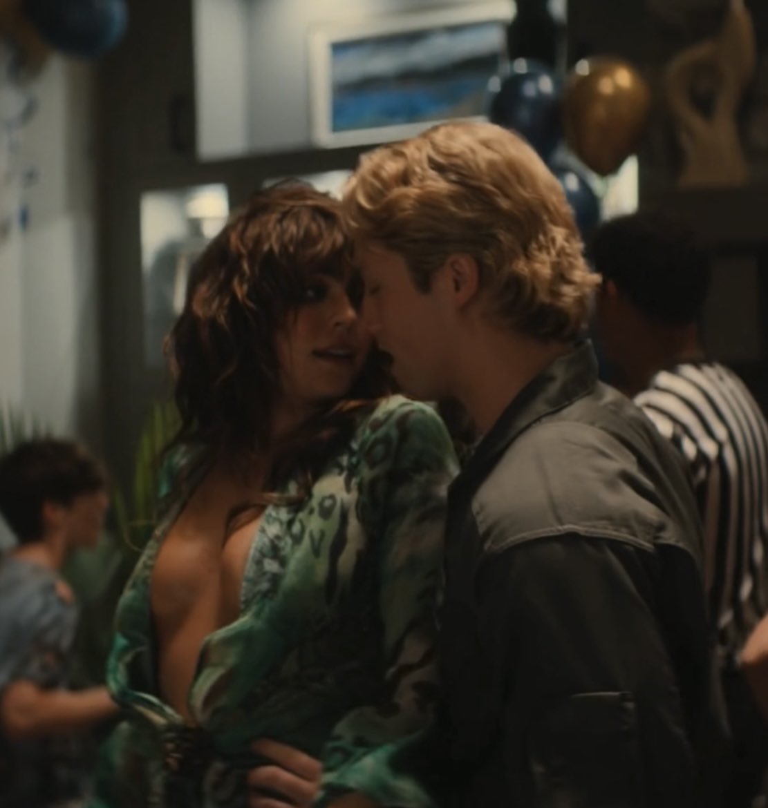 jiaraslover's tweet photo. "i heard people                            “i know.
are shipping us?”                       i started it.” https://t.co/bqJwFF2bej