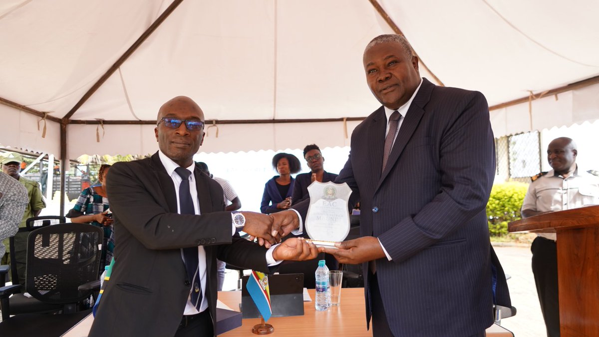 jumuiya's tweet photo. 📌On Saturday 4th July, the #EAC Secretary General, Hon. Amb. Stephen Mbundi, visited the Sirari–Isebania One Stop Border Post (#OSBP) on the 🇰🇪Kenya–Tanzania🇹🇿 border, where he engaged with the business community, customs, immigration and other border management agencies on strengthening cross-border trade within the East African Community.

The Secretary General reaffirmed the EAC's commitment to making cross-border trade seamless, efficient and predictable, emphasizing that well-functioning borders are essential for accelerating regional economic growth and deepening integration.

Addressing stakeholders at the OSBP, Hon. Amb. Mbundi called on border agencies and the private sector to work together towards the shared goal of increasing intra-EAC trade to 50% by 2030. 

He stressed that this will require removing non-tariff barriers (#NTBs), strengthening inter-agency coordination, and creating an enabling environment that allows businesses to trade freely and competitively across the region.

@KanaFlash @kenya_migration @TRATanzania @KRACorporate 

#RegionalIntegration #CrossBorderTrade #OneStopBorderPost #TradeFacilitation