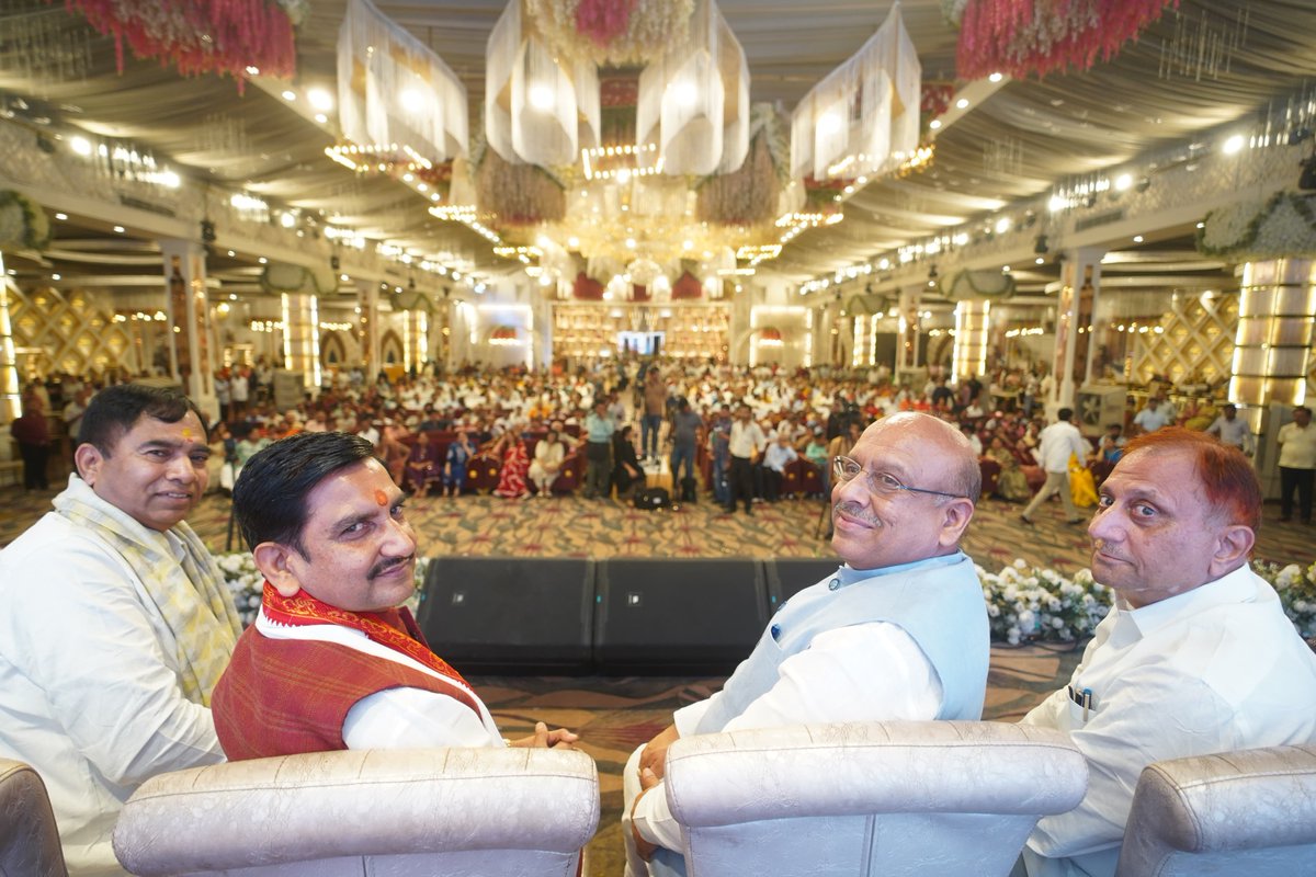 Gupta_vijender's tweet photo. 12 वर्षों की विकास यात्रा का उत्सव...

माननीय प्रधानमंत्री @narendramodi जी के दूरदर्शी नेतृत्व में जनसेवा, सुशासन और जनकल्याण के 12 सफल वर्ष पूर्ण होने के उपलक्ष्य में रोहिणी विधानसभा में भव्य 'सांस्कृतिक संध्या' का आयोजन किया गया। इस अवसर पर बड़ी संख्या में सम्मानित नागरिकों ने उत्साहपूर्वक सहभागिता कर इस आयोजन को यादगार बनाया। 

प्रधानमंत्री जी के दूरदर्शी नेतृत्व में बीते 12 वर्षों में भारत ने अंत्योदय, समावेशी विकास और आत्मनिर्भरता के नए कीर्तिमान स्थापित किए हैं। गरीब, किसान, युवा, महिला और वंचित वर्ग के सशक्तिकरण को समर्पित यह विकास यात्रा करोड़ों लोगों के जीवन में सकारात्मक परिवर्तन लाते हुए विकसित भारत के संकल्प को नई गति प्रदान कर रही है।

कार्यक्रम में प्रस्तुत लोकनृत्य, लोकसंगीत एवं मनमोहक सांस्कृतिक प्रस्तुतियों ने भारत की समृद्ध सांस्कृतिक विरासत, विविधता और 'एक भारत, श्रेष्ठ भारत' की भावना को सजीव रूप से अभिव्यक्त किया।

इस अवसर पर केंद्रीय राज्य मंत्री श्री @tokhansahu_bjp जी, सांसद श्री @yogenderchando1 जी, महापौर श्री @praveshwahi जी उपस्थित रहे।

#12YearsOfSeva