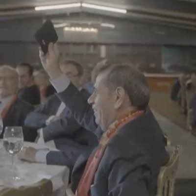 Futbol10gs's tweet photo. Galatasaray taraftarı '#DursunÖzbekParalarNerede' tag'ı açtı! https://t.co/Uz07CsWeYf