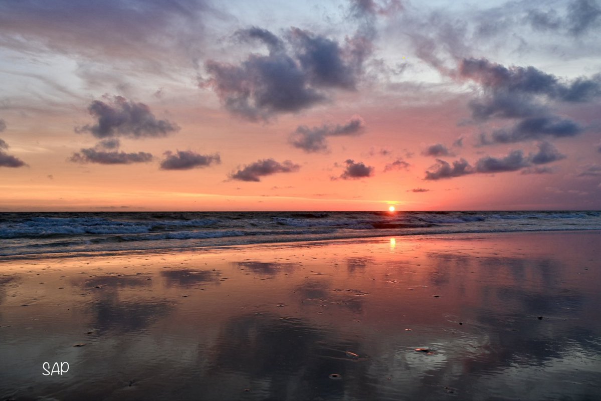 SAP__00's tweet photo. This is my idea of a beautiful sky…

What’s yours?  👀 https://t.co/i8OkXANtDb