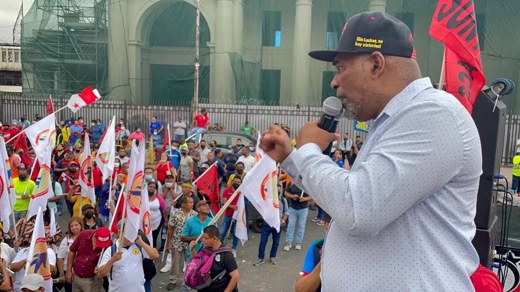 mandrade2220's tweet photo. CONUSI: Gracias para los amigos , compañeros y personas que se han solidarizado con nuestra lucha y la lucha del pueblo panameño; seguimos en resistencia, aunque en prisión domiciliaria. https://t.co/4MVpqgLTvm