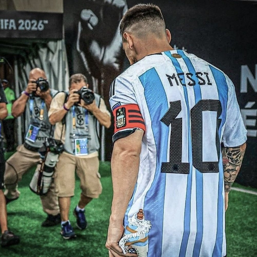 MessiLeoBrasil_'s tweet photo. Pode até errar, mas você não vai ver Lionel Messi se omitindo de bater um pênalti pesado. https://t.co/7zfhCFfRhc