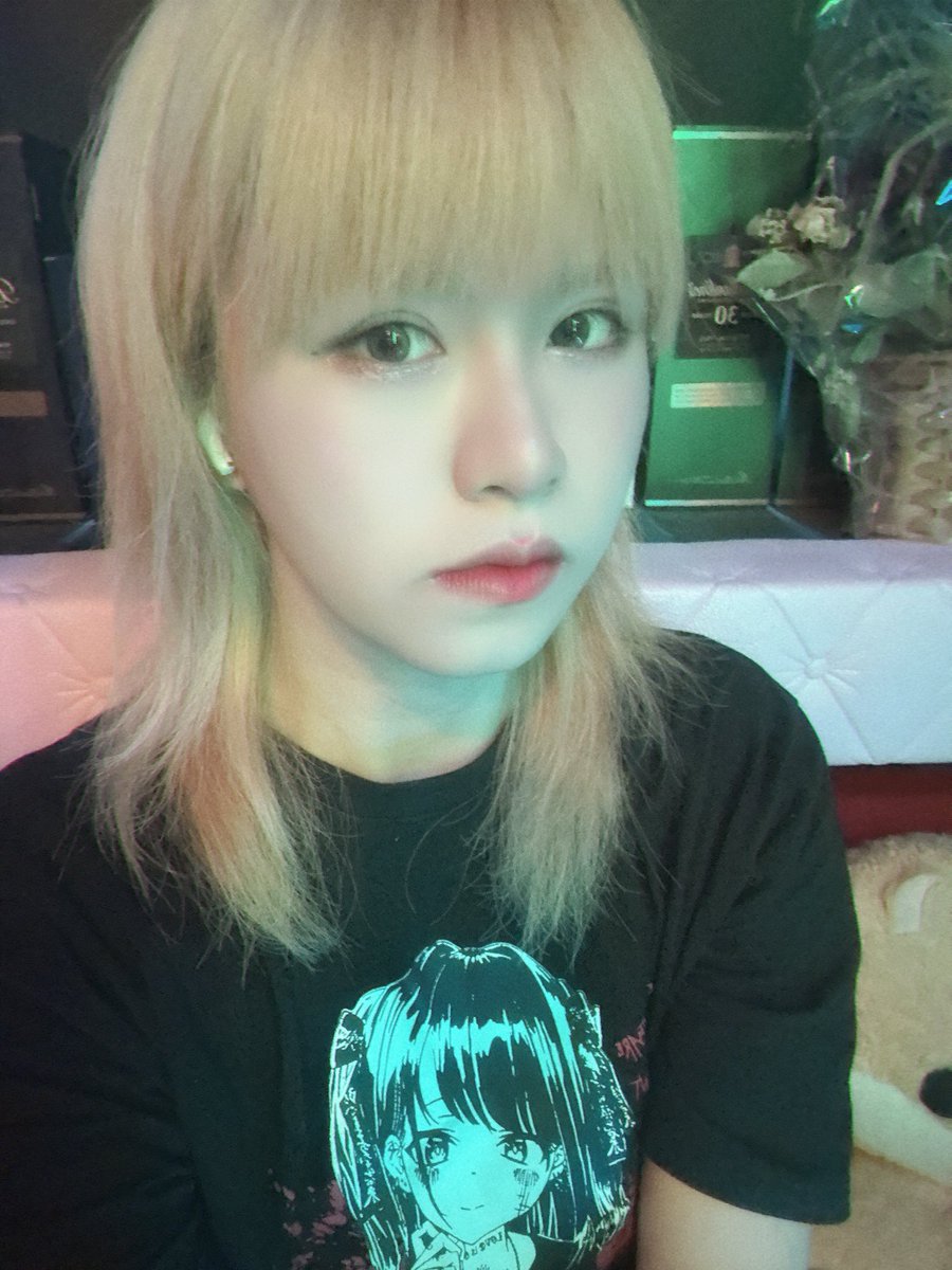 mkhkfw's tweet photo. 금발+그레이 컬러렌즈 조합으로 영등포 갔던날.. https://t.co/VZbuV34vzV