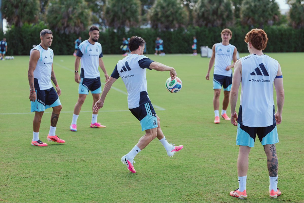 Argentina's tweet photo. #SelecciónMayor Jornada de trabajos futbolísticos y viaje hacia Atlanta para comenzar a definir lo que se viene. 

¡Vamos, vamos, Selección! 🎶🎵 https://t.co/l8JsKRLRJ6