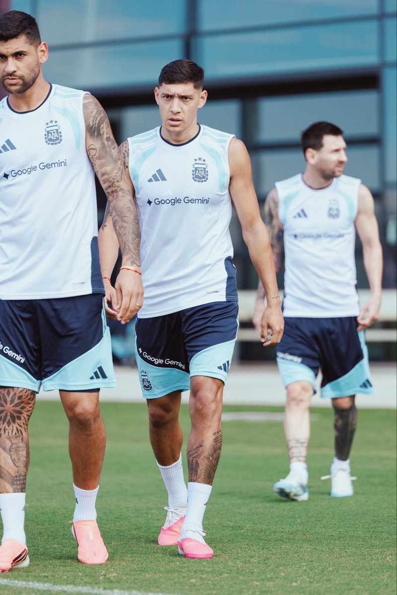 Argentina's tweet photo. #SelecciónMayor Jornada de trabajos futbolísticos y viaje hacia Atlanta para comenzar a definir lo que se viene. 

¡Vamos, vamos, Selección! 🎶🎵 https://t.co/l8JsKRLRJ6