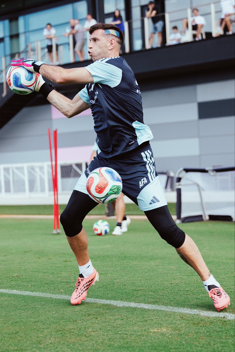 Argentina's tweet photo. #SelecciónMayor Jornada de trabajos futbolísticos y viaje hacia Atlanta para comenzar a definir lo que se viene. 

¡Vamos, vamos, Selección! 🎶🎵 https://t.co/l8JsKRLRJ6
