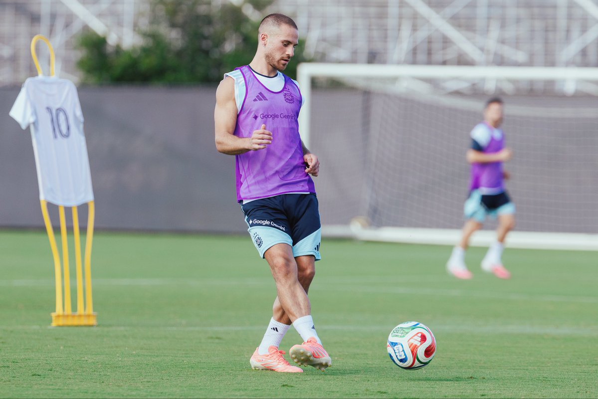 Argentina's tweet photo. #SelecciónMayor Jornada de trabajos futbolísticos y viaje hacia Atlanta para comenzar a definir lo que se viene. 

¡Vamos, vamos, Selección! 🎶🎵 https://t.co/l8JsKRLRJ6