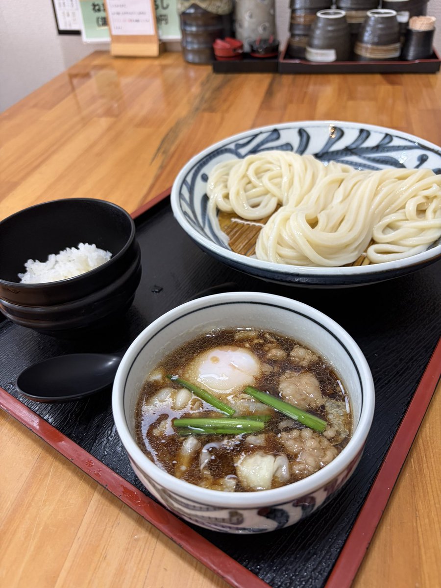 Gon222kama's tweet photo. おはようございます✨
#麺匠くすがみ です😊

☔️ですが、日中はなんとか持ちこたえてくれそうです✨

早く梅雨明けしてほしい気持ちと、暑くなりすぎないでほしい気持ちと交錯する今日この頃です😅
でもやっぱり☀️が良い‼️☀️😊

本日も10時より元気よく心を込めて営業致します✨
宜しくお願いします🙇‍♂️ https://t.co/liCOVqr2JB