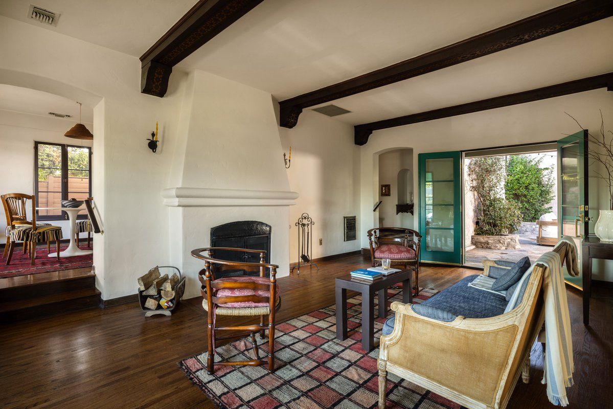 zillowgonewild's tweet photo. IN A WORLD OF boring homes why not be a basically untouched 1931 spanish home in Los Angeles that retains many of its original details for only $1,699,000. 

PS look at this pink bathroom!!! https://t.co/G5CU4Y1hUg