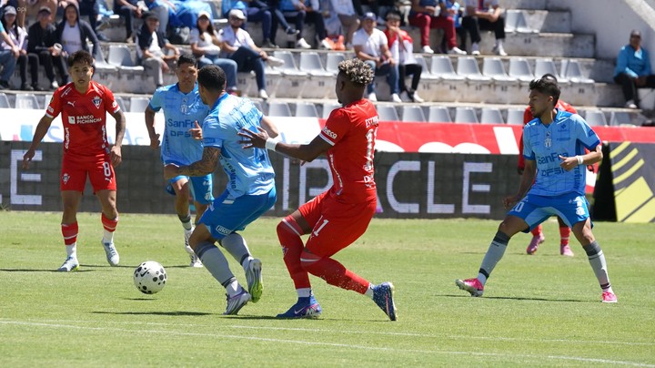 CanchaECRadio's tweet photo. Macará sorprende a Liga de Quito y le pone fin a su invicto en la LigaPro https://t.co/m1SQOxgnKF https://t.co/bSHpyp7ZvG