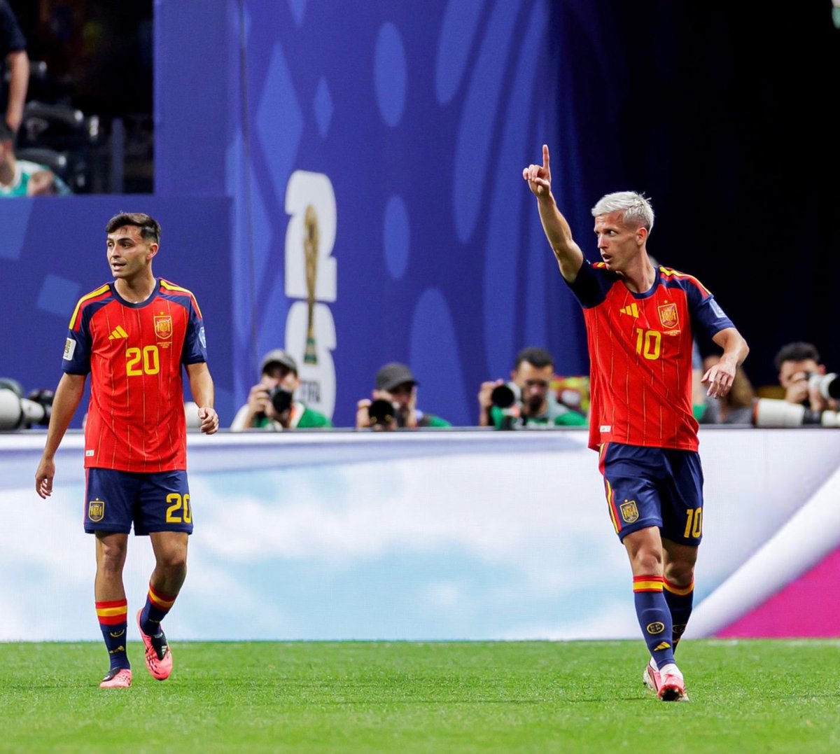 BarcaNewsFRA's tweet photo. Qui est le meilleur milieu de terrain au monde ?

🗣️ Dani Olmo : Pedri. https://t.co/6N3YKtearD