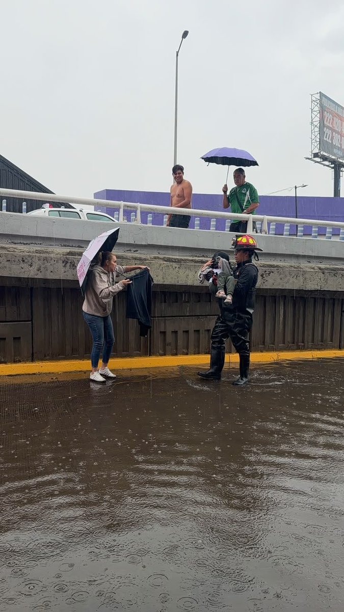 pepechedrauimx's tweet photo. 🚨 #ÚltimaHora | Derivado de las fuertes lluvias, se atiende el reporte de una camioneta atrapada por inundación en la colonia Ampliación Reforma, donde se encontraba un menor al interior.

🚒 Personal de emergencia ya se encuentra en el lugar realizando las labores de auxilio. Evita la zona y permite el paso de las unidades de emergencia.

🚨 Emergencias: 9-1-1 o 072.
