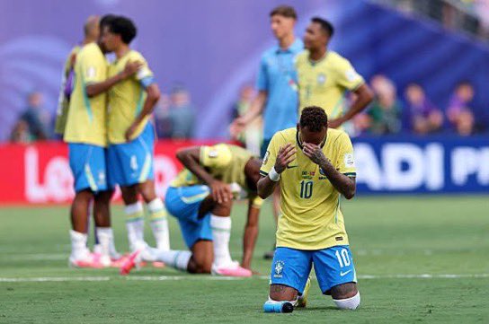 gorgeous4ew's tweet photo. لقطة مؤثرة:

حسرة نيمار ولاعبي منتخب البرازيل بعد مغادرة بطولة كأس العالم 2026 .🇧🇷💔 https://t.co/Jmhbv6R2KP
