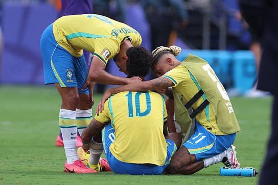 gorgeous4ew's tweet photo. لقطة مؤثرة:

حسرة نيمار ولاعبي منتخب البرازيل بعد مغادرة بطولة كأس العالم 2026 .🇧🇷💔 https://t.co/Jmhbv6R2KP