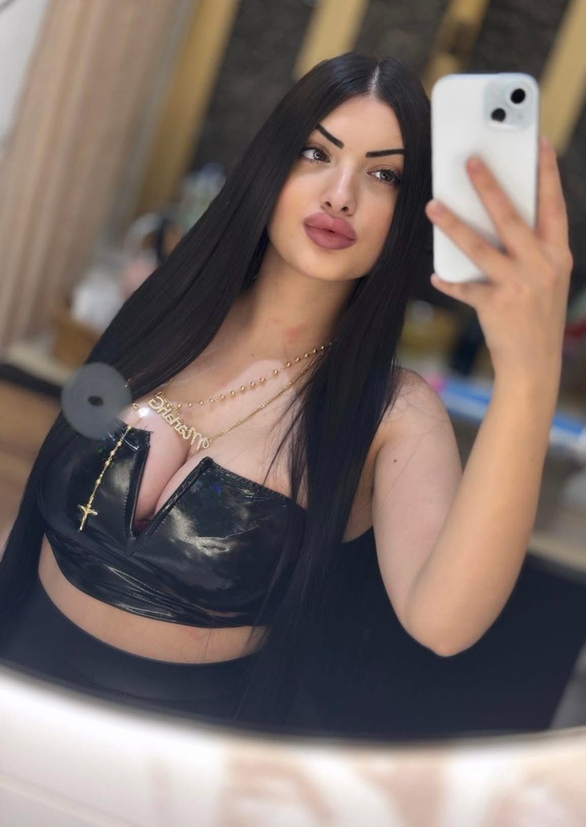 Realbadmannnnnn's tweet photo. Who sends me the biggest dick pic. Gets my gf’s socials https://t.co/B7G3PxfzcL