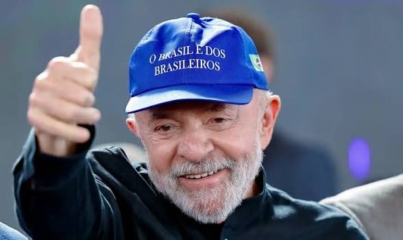 Vidaaaaal's tweet photo. O Hexa com a seleção brasileira não veio, mas o Tetra de Lula vem 🇧🇷🌟 https://t.co/A776OUiLlq