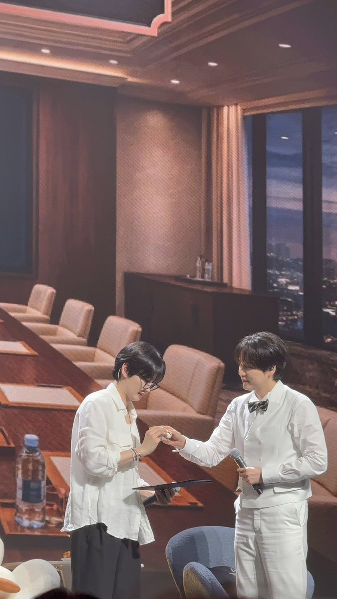 nirawhhaf's tweet photo. 260507 규현 fanmeeting in Shanghai

ก่อนฮยอกแจลงจากเวทีไป มุ้มีการส่งมอบคยูแม ฮยอกทำหน้าแบบเอ่อะะ กุต้องเอาไอเด่กแมนี่ไปด้วยหรอ บอกว่าบริษัทนายนี่ส่งมาให้ฉันทุกอย่างอยู่แล้วนะ 5555555555555 

#규현 #은혁 
#Kyuhyun #Eunhyuk https://t.co/Dl1vv4zzlJ