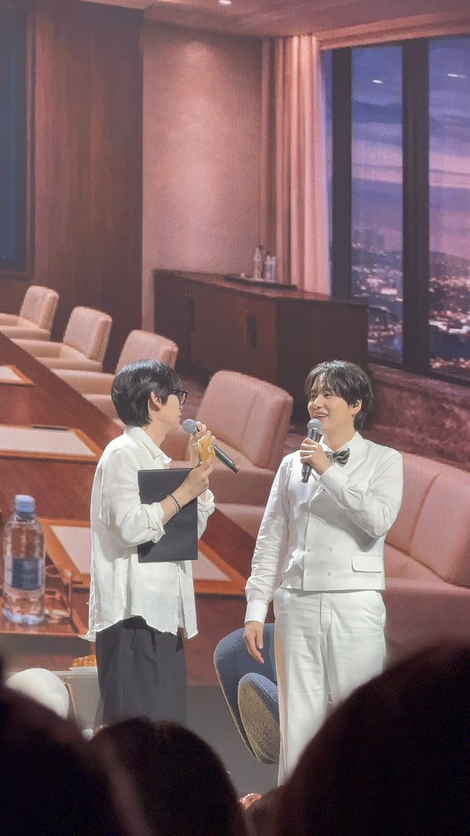 nirawhhaf's tweet photo. 260507 규현 fanmeeting in Shanghai

ก่อนฮยอกแจลงจากเวทีไป มุ้มีการส่งมอบคยูแม ฮยอกทำหน้าแบบเอ่อะะ กุต้องเอาไอเด่กแมนี่ไปด้วยหรอ บอกว่าบริษัทนายนี่ส่งมาให้ฉันทุกอย่างอยู่แล้วนะ 5555555555555 

#규현 #은혁 
#Kyuhyun #Eunhyuk https://t.co/Dl1vv4zzlJ