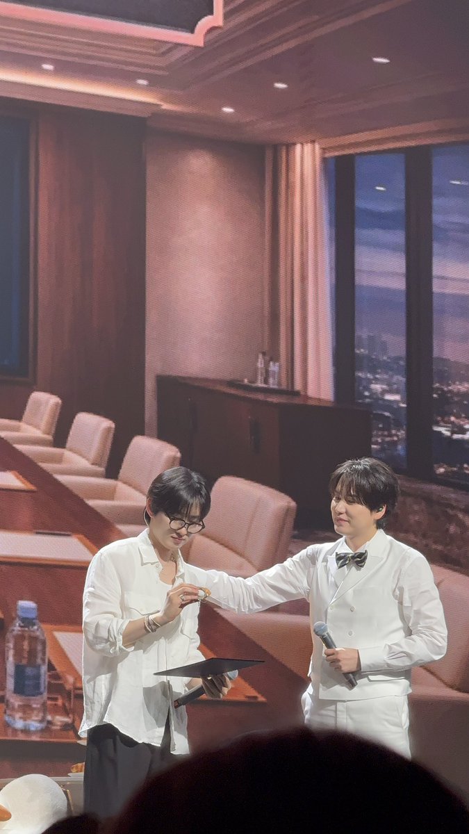 nirawhhaf's tweet photo. 260507 규현 fanmeeting in Shanghai

ก่อนฮยอกแจลงจากเวทีไป มุ้มีการส่งมอบคยูแม ฮยอกทำหน้าแบบเอ่อะะ กุต้องเอาไอเด่กแมนี่ไปด้วยหรอ บอกว่าบริษัทนายนี่ส่งมาให้ฉันทุกอย่างอยู่แล้วนะ 5555555555555 

#규현 #은혁 
#Kyuhyun #Eunhyuk https://t.co/Dl1vv4zzlJ