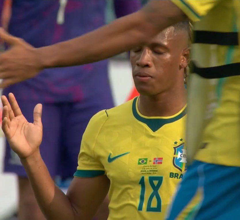 Sachinettiyil's tweet photo. Brazil's Danilo Santos was seen kneeling in prayer after the final whistle, praising God even in defeat following Brazil's FIFA World Cup loss to Norway. https://t.co/dVOfPCNfd3
