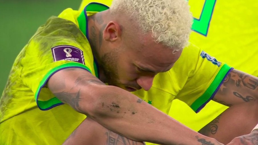 LagSignal's tweet photo. Mooska aqui.

Alguns jogadores fazem gols.

Outros carregam a esperança de um país inteiro.

Neymar entrou, bateu o pênalti e fez o que sempre fez:

assumiu a responsabilidade.

O Brasil foi eliminado.

Mas o brasileiro vai passar anos fazendo a mesma pergunta:

E se ele estivesse desde o primeiro pênalti?

Não porque alguém saiba a resposta.

Mas porque existem pessoas cuja presença muda completamente o destino de uma história.

Heróis não são aqueles que nunca perdem.

São aqueles cuja ausência pesa mais do que qualquer derrota.

Obrigado, @neymarjr.

Tenho orgulho de você como brasileiro. 🇧🇷
Você é 10
#Neymar10