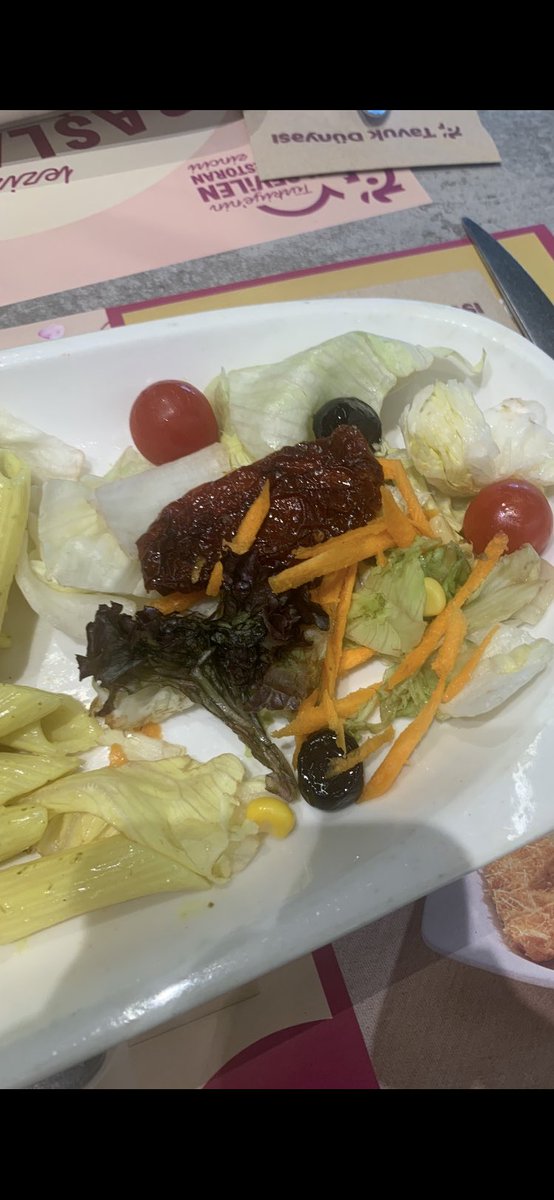 PersonSoyad's tweet photo. 395 TL’ye satılan Tavuk Dünyası tabağının yanında verdiği salatanın hali. https://t.co/MevU8o9sdO
