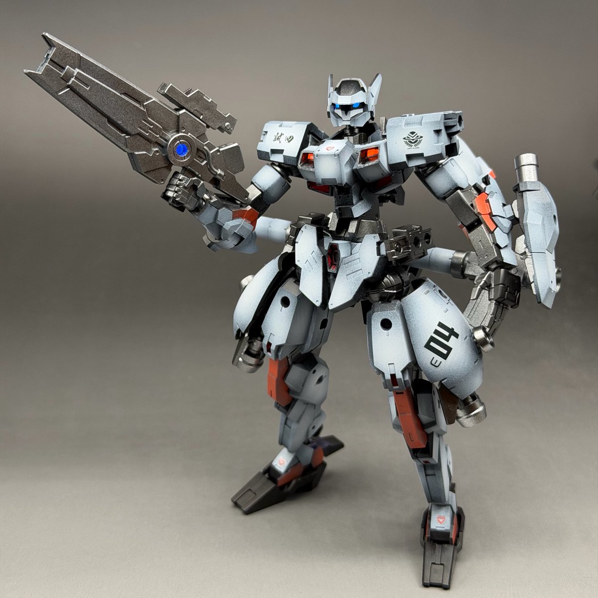 hiro196781's tweet photo. イグライト　エコー04
実戦配備仕様「灰狼」

　イグライトをベースに特化仕様を模索するエコーシリーズ
04のテーマは量産機
エコー03をベースに量産を検討した機体
本機はその実戦配備型
今回、各軍の精機との戦闘データ収集をその目的に、隕石が落下した Dエリアに派遣さる。
#30MMCM2026
#30MMEF https://t.co/FSIIL5fP5k
