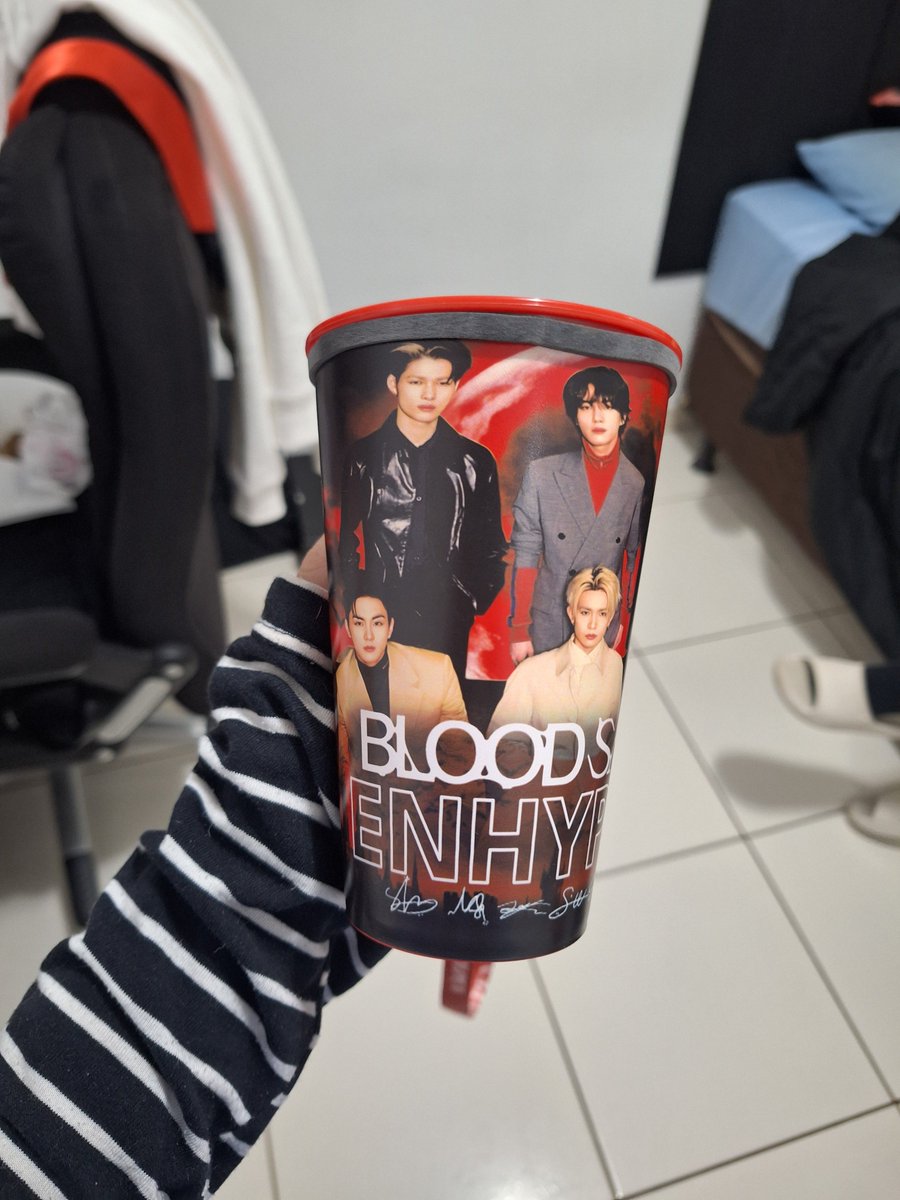 catwones's tweet photo. meus pais compraram um copo do enhypen pra mim ontem e veio ot6.... mas cadê o sunghoon https://t.co/qmJrCuV06a