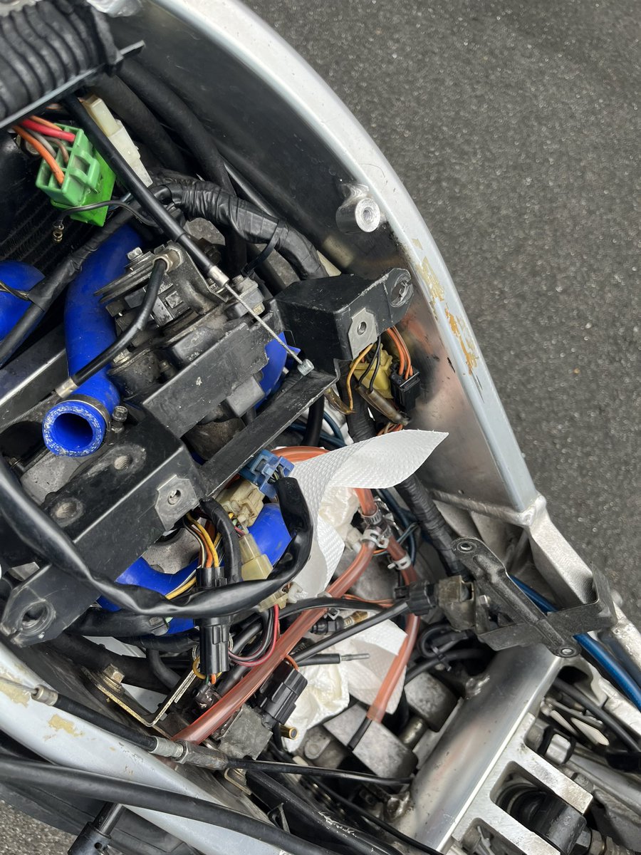 2stBack's tweet photo. #RGV250
#２スト
 んー昨日雨じゃなかったらNSRにバッテリーつけて出来ればキャブ簡単にやってフルード替えたかった　ガンマ君はGH針2段目にして　ニードルはO-9  中間の被りはO-8でいけるかな？クリップ1段目は嫌やしメイン番手戻して上が少しもっさりしたが悪くはない　晴れたら夜でも試走してくる https://t.co/MeZNhUaZX2