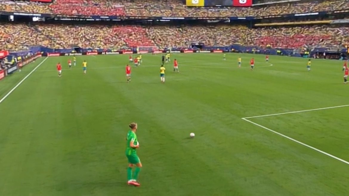 EdemekaEdidiong's tweet photo. I wish they would broadcast World Cup games from this angle more often https://t.co/dad87uBMlV