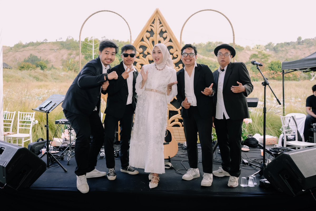 azharierlangga's tweet photo. Wedding party dengan pemandangan gunung Rinjani

BESTIEcoutsic  (format Band)

#nux #rinjani #mount #lombok #band https://t.co/fUkt4W3tMF