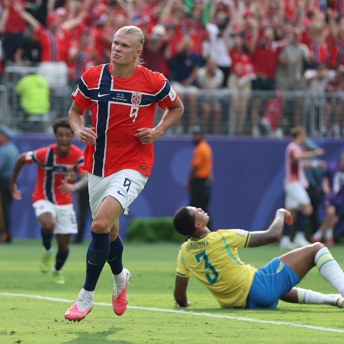 awpitia's tweet photo. Erling Haaland haciéndole un gol a un equipo de Gabriel Magalhaes.

¿Cómo se llama la obra?

Otro día en la oficina. https://t.co/opSsPJ560l