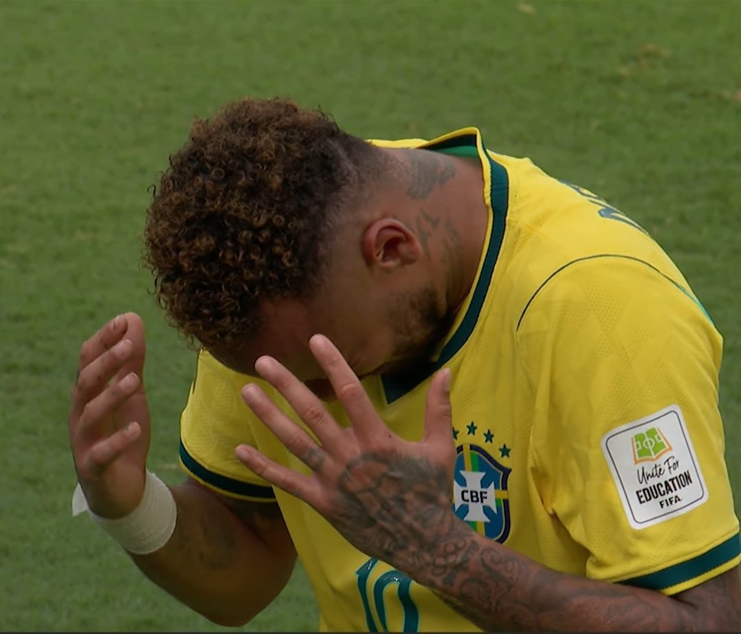 shinobu67x's tweet photo. Fraquicius Jr:

- Superestimado
- Elevou o ego por marcar contra seleções fracas
- Primeira mediana ele peidou
- Não quis bater um pênalti que faria a diferença no último jogo
- Ficou na sombra do Neymar e Endrick e nem chegou a cheirar a trave

Neymar Jr:

- Subestimado desde que sofreu com lesões
- Feito de palhaço pelo Ancelotti
- O próprio técnico afirmou que ele podia jogar, mas preferiu guardá-lo
- Fez a diferença nos poucos minutos que jogou contra a Escócia
- Faria a diferença contra a Noruega desde o começo, caso batesse o pênalti
- Não arregou contra o goleiro mesmo com provocações e sabendo da derrota

Jamais comparem, Neymar e Vini Jr. estão há anos-luz de distância.