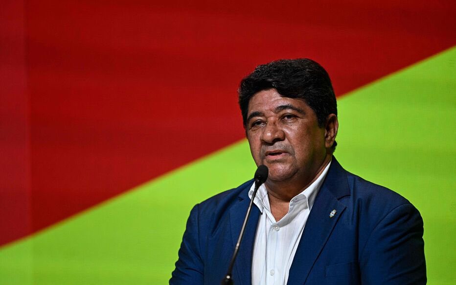 Cotedivoireoff_'s tweet photo. Le président de la Fédération brésilienne de football, Monsieur Idrissanho, dans les vestiaires après le match :

« N’ayez pas honte les gars, relevez la tête, je prends sur moi cette défaite . Nous avons perdu contre des hommes, un pays cinq fois champion du monde. Ça va nous servir de leçon pour les prochaines fois, nous allons revenir plus forts. »