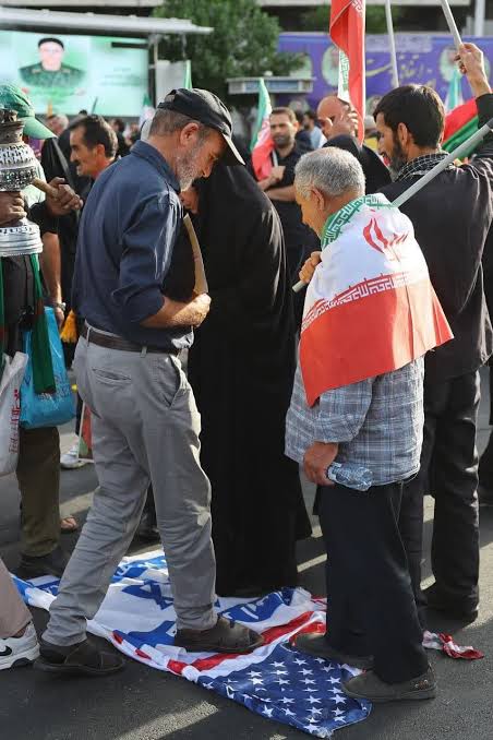 rezafaride's tweet photo. در خیابان های تهران فقط حضرت اقا رو بدرقه نمی‌کنیم بلکه خاری میشیم تو چشم بدخواهان این کشور   
#حی_علی_التهران https://t.co/ZlhhFvJ8aM